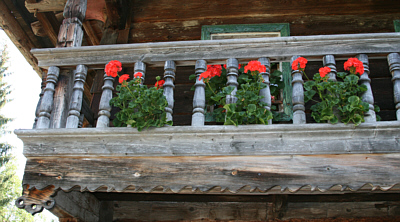 Balkon eines alten Holzhauses