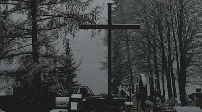 schneebedeckter Friedhof
